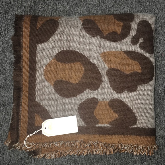 Mudpie Leopard print blanket scarf - Picture 2 of 3
